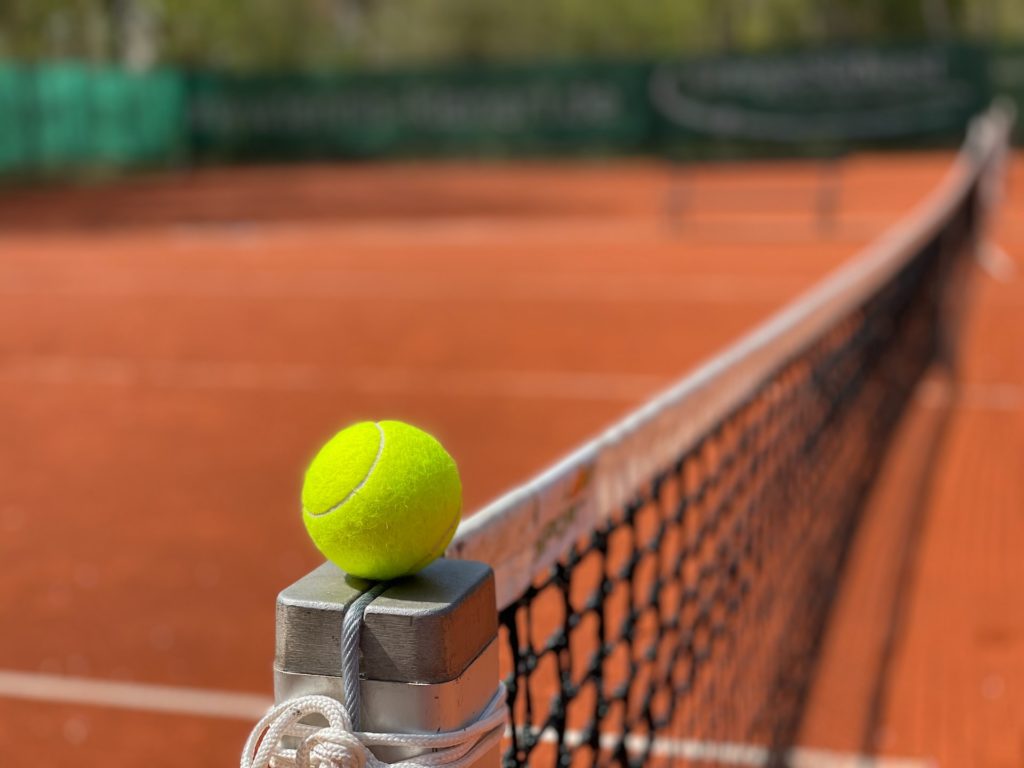 pallo tennisverkon päällä